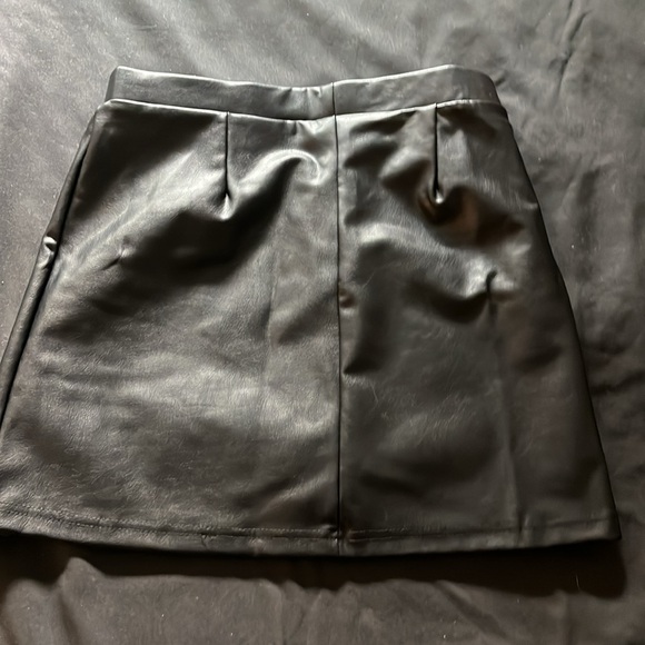 Perfect for fall 🍁 only worn once leather mini skirt - Picture 2 of 3